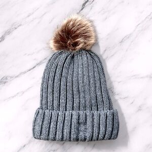 SIMPLICITY Chunky Ribbed Winter Hat Cozy Gray Knit Beanie Faux Fur Pom Logo OS